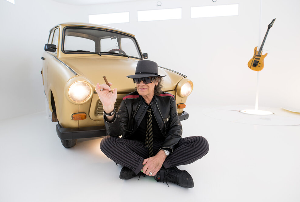 Udo Lindenberg vor seinem goldenen Trabi in der Panik City