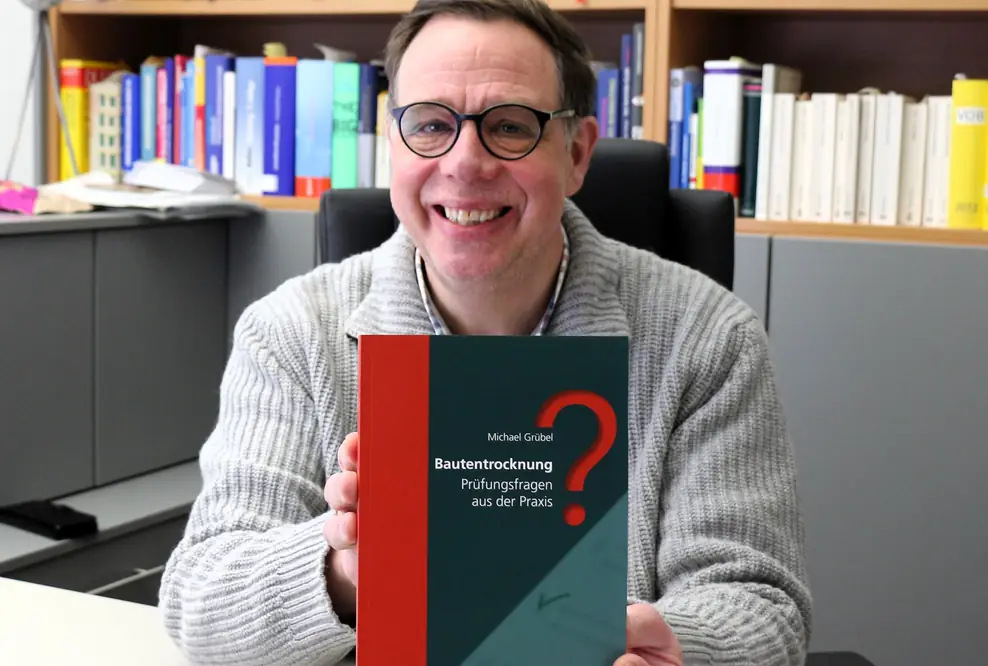 Michael Grübel hält sein frisch veröffentlichtes, 3. Fachbuch in den Händen
