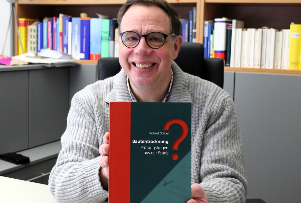 Michael Grübel hält sein frisch veröffentlichtes, 3. Fachbuch in den Händen