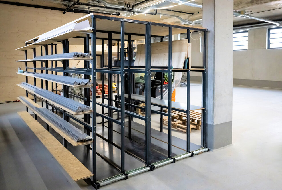 Neben Kragarmregalen nutzt der Zimmereibetrieb auch Vertikalregale.