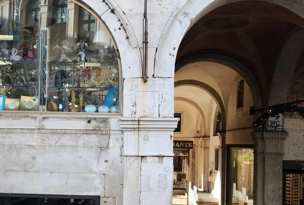 Stadtführungen Venedig - Straßenschild Ruga dei Oresi am Rialto in Venedig