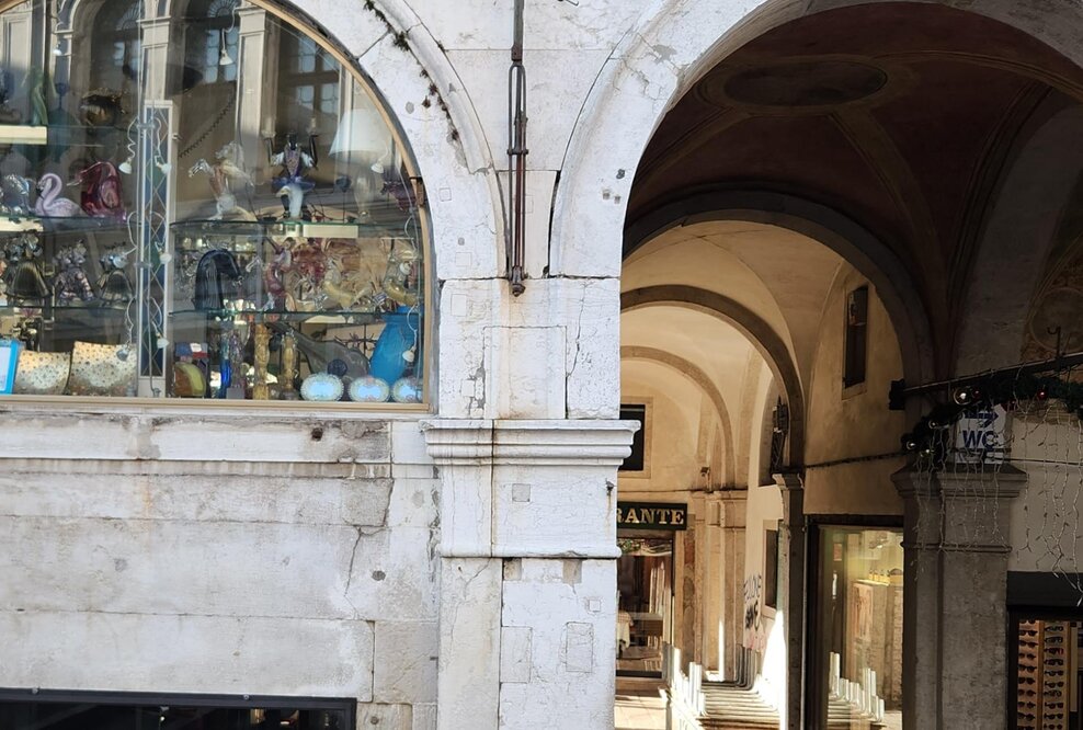 Stadtführungen Venedig - Straßenschild Ruga dei Oresi am Rialto in Venedig