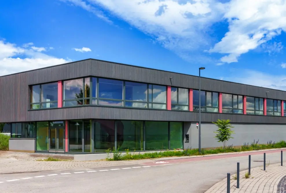 History Hub von außen mit Magazin im Erdgeschoss und Büros im Obergeschoss
