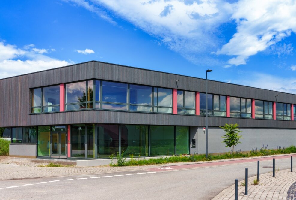 History Hub von außen mit Magazin im Erdgeschoss und Büros im Obergeschoss