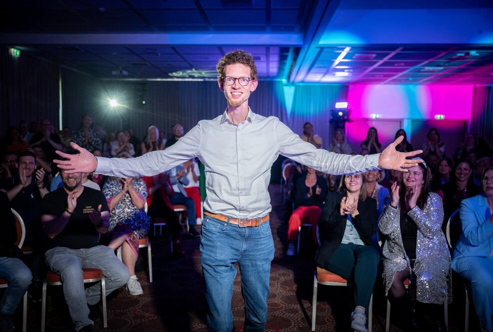 Rednertalent gewinnt mit Authentizität und Charisma Internationalen SpeakerSlam in Wiesbaden