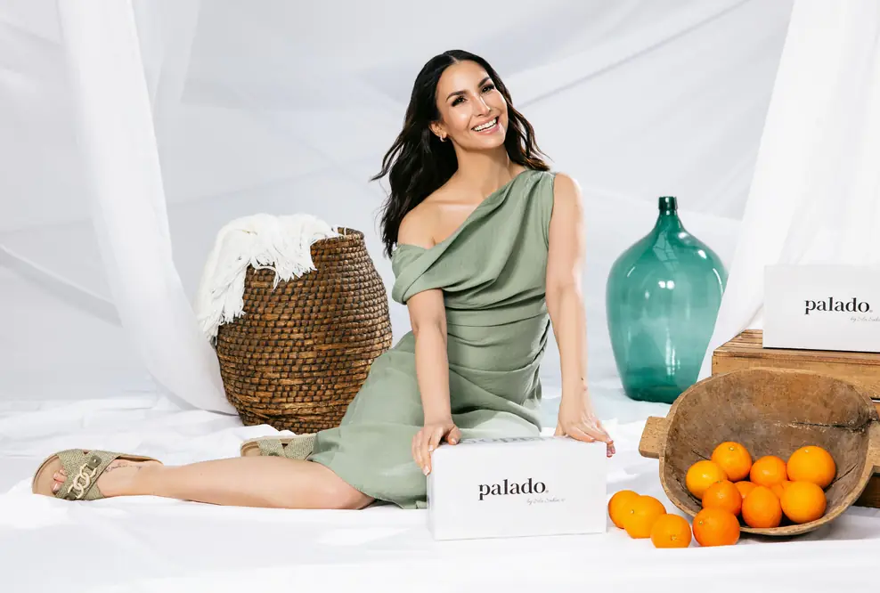 Sila Sahin beim Fotoshooting zur Sommerkollektion