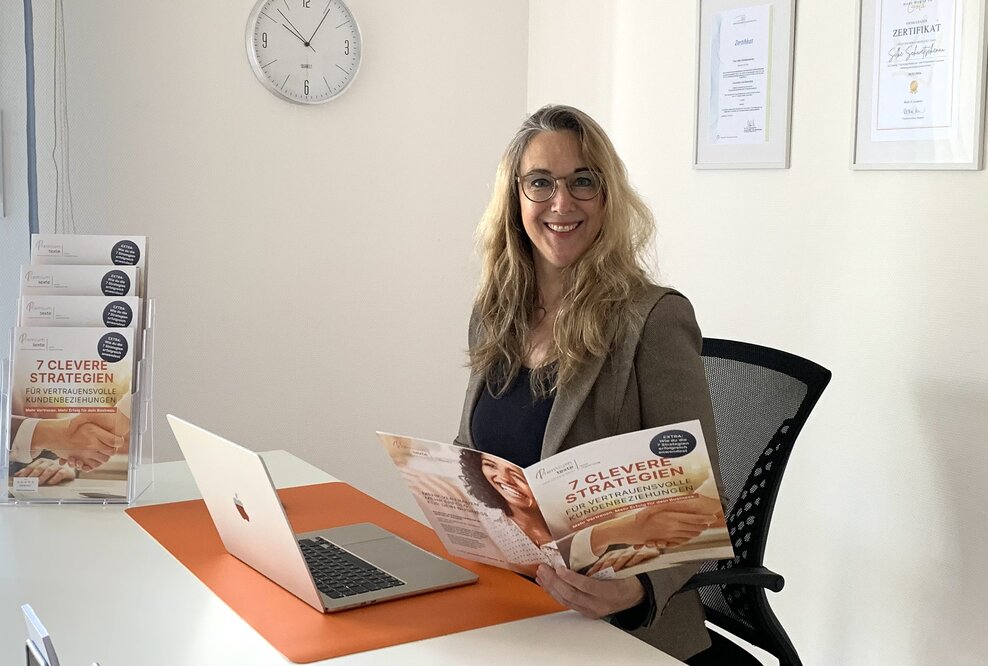 Silke Schwetschenau mit Expertenbroschüre