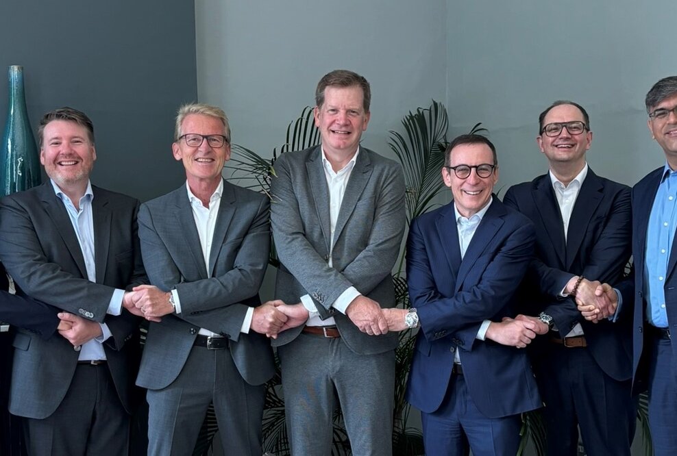 Vertragsunterzeichnung in London mit Frank Lucaßen (medac, Mitte) und Jerome Charton (Clinigen, 3.v.R.)