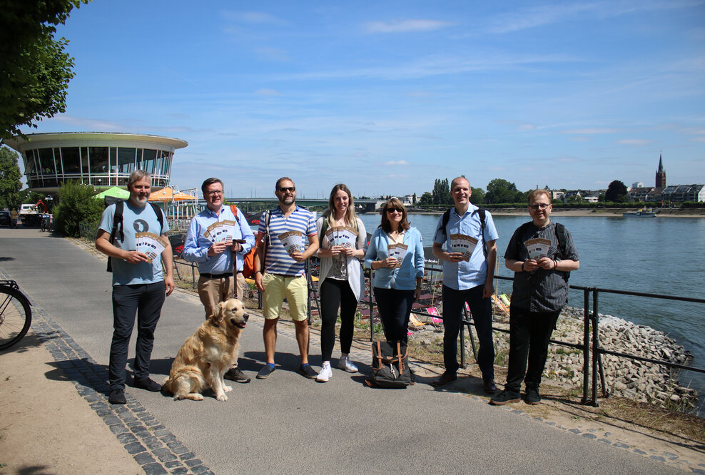 Foto v.l.n.r.: Philipp Seufert (Hotel Aigner), Hotelhund Maxwell, Christoph Silber-Bonz (Hotel Hangelar), Johannes Jungwirth (Hotel Rheinland), Friederike Rempel (Hotel Collegium Leoninum), Angelika Dudziak (Hotel Hangelar), Thomas von dem Bruch (Rheinland Tourismus GmbH), Sven Baden (Hotel Aigner)