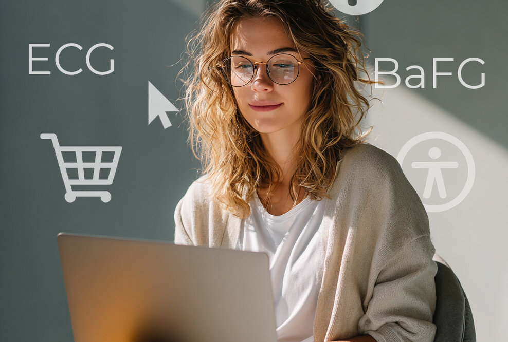 Eine junge Frau sitzt entspannt mit einem Laptop auf dem Schoß in einem modernen, hellen Raum. Sie wirkt fokussiert und zufrieden. Um sie herum schweben Begriffe und Symbole wie DSGVO, BaFG, ECG, ein Einkaufswagen, ein Cookie-Icon, ein Barrierefreiheitszeichen und ein Mauszeiger – sie symbolisieren rechtliche und technische Anforderungen im E-Commerce und Webdesign. Die Bildkomposition vermittelt den Eindruck von digitaler Kompetenz und moderner Software-Nutzung.