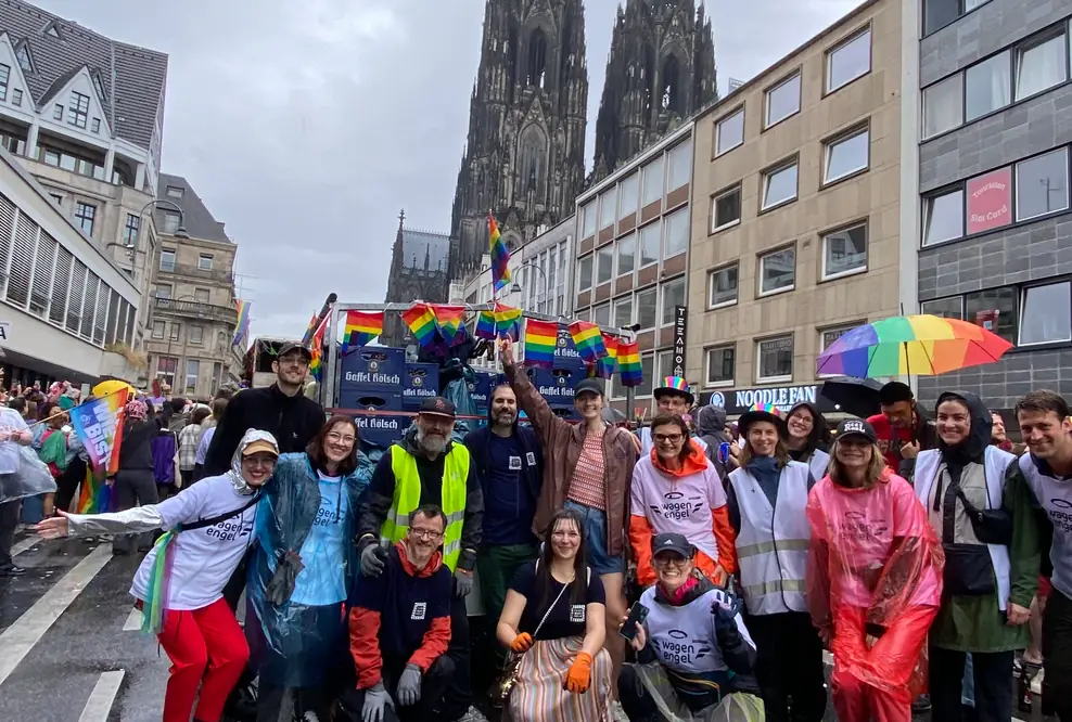 Ehrenamtliche Gruppe in Köln nach der Mehrwegglas-Sammlung auf dem ColognePride 2025 in Köln