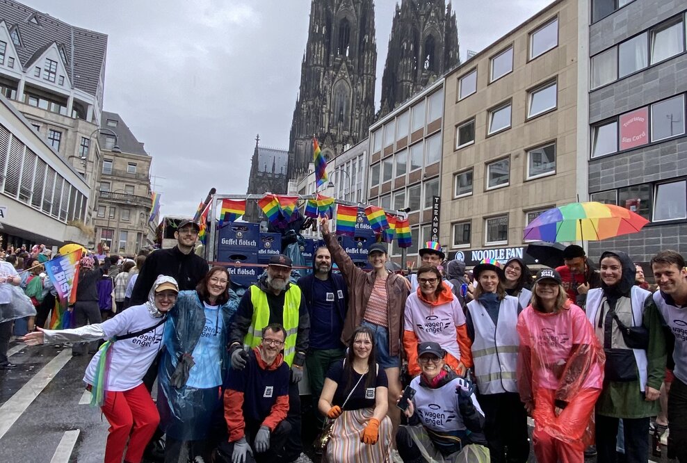 Ehrenamtliche Gruppe in Köln nach der Mehrwegglas-Sammlung auf dem ColognePride 2025 in Köln
