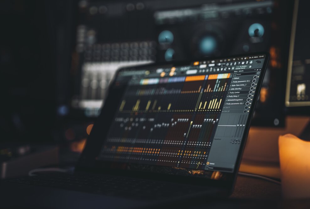 Laptop mit geöffneter FL-Studio-Software in einem professionellen Tonstudio in Bielefeld – Musikproduktion in dunkler, atmosphärischer Studio-Umgebung.