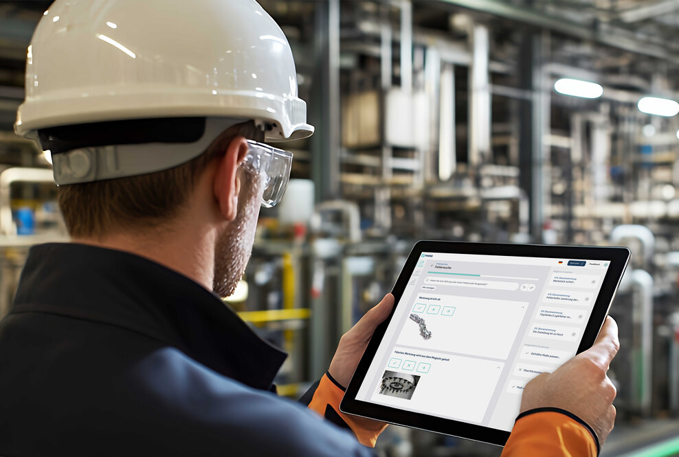 Mann mit Tablet in der Hand