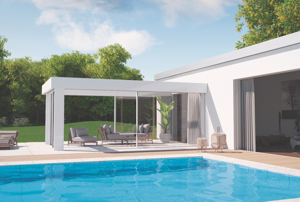 Ein modernes Einfamilienhaus mit klarer, minimalistischer Architektur öffnet sich zu einem großzügigen Garten mit Pool. Im Vordergrund spiegelt sich das strahlend blaue Wasser, während eine elegante Terrassenüberdachung aus Glas und Aluminium den Übergang zwischen Innen und Außen bildet. Stilvolle Loungemöbel, natürliche Farben und harmonisches Licht schaffen eine Atmosphäre von Ruhe, Design und sommerlicher Leichtigkeit.