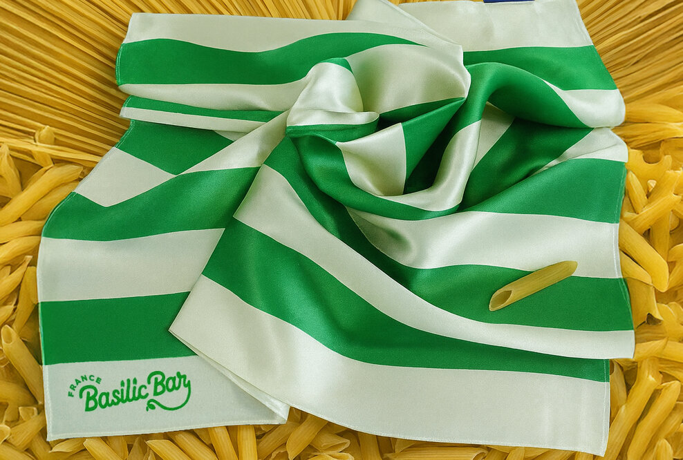 Barilla Halstuch aus Satin Seide grün beige auf Nudeln dekoriert