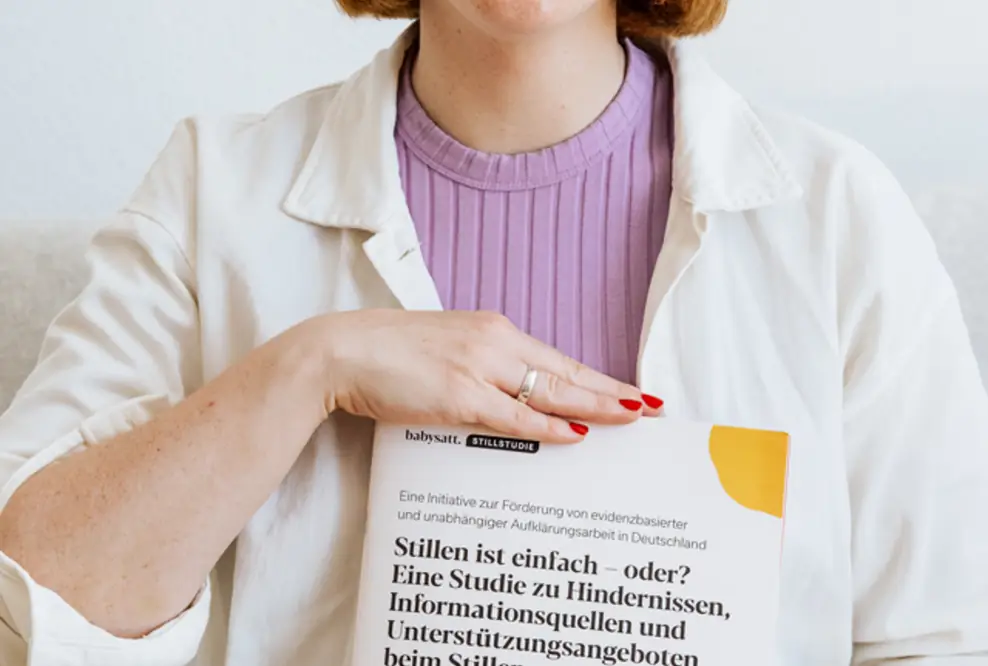 Christina Holderbaum hält die Stillstudie in den Händen