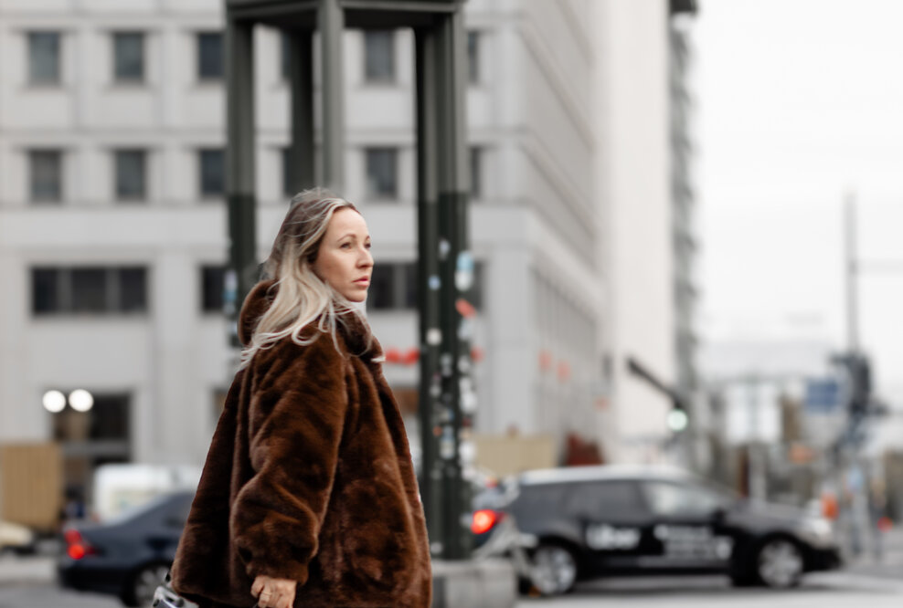 Person mit LACLARA Einkaufstasche in der Stadt – Mode, Lifestyle und Handwerkskunst vereint.