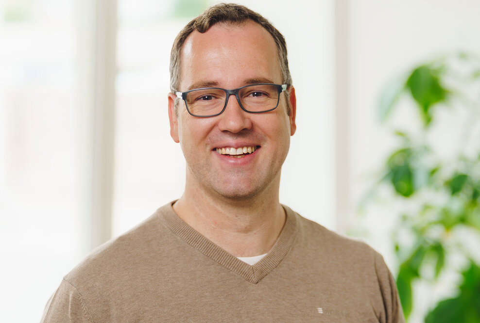 Geschäftsführer Sebastian Seidel feiert mit seinem Team das zehnjährige Firmenjubiläum der App-Agentur Cayas 