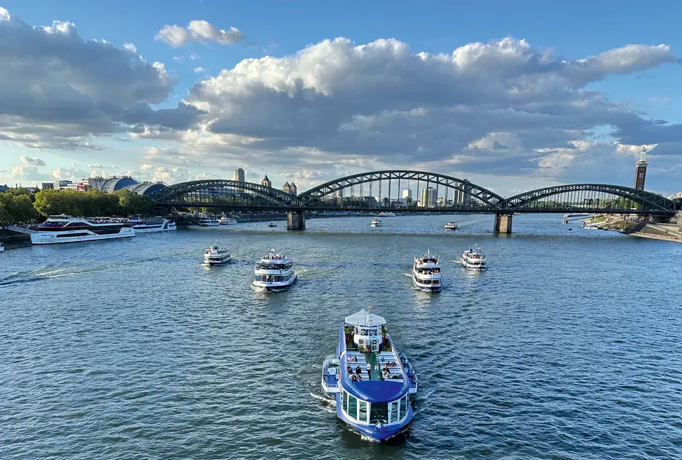 Flotte der KölnTourist Personenschiffahrt am Dom
