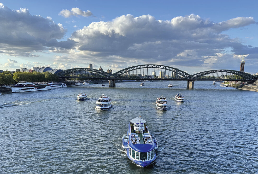 Flotte der KölnTourist Personenschiffahrt am Dom