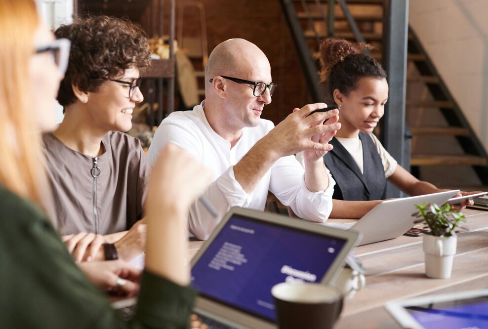 Conplore Wirtschaftsmagazin stärkt digitale Präsenz für Experten und Unternehmen - Bild fauxels-Pexels