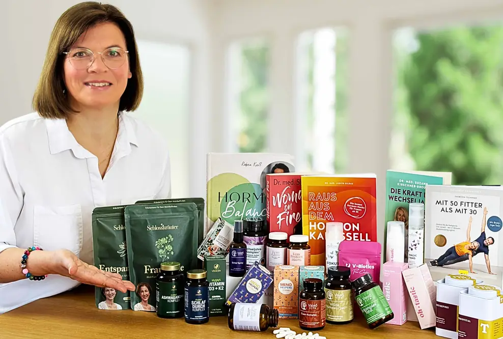 Frau mit Produktsortiment