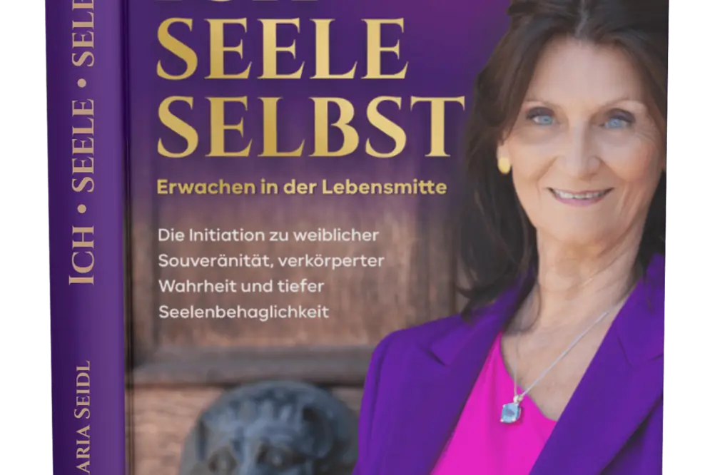 Die Autorin Bianka Maria Seidl vor dem Kirchenportal des Klosters Windberg in violettem Mantel