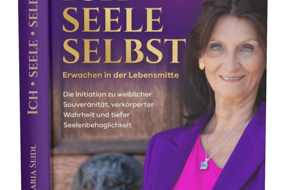 Die Autorin Bianka Maria Seidl vor dem Kirchenportal des Klosters Windberg in violettem Mantel