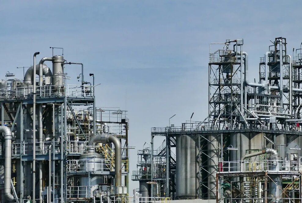 Industrieanlage als Beispiel für komplexe HSE-Aufgaben in Arbeitsschutz, Brandschutz und Umweltschutz