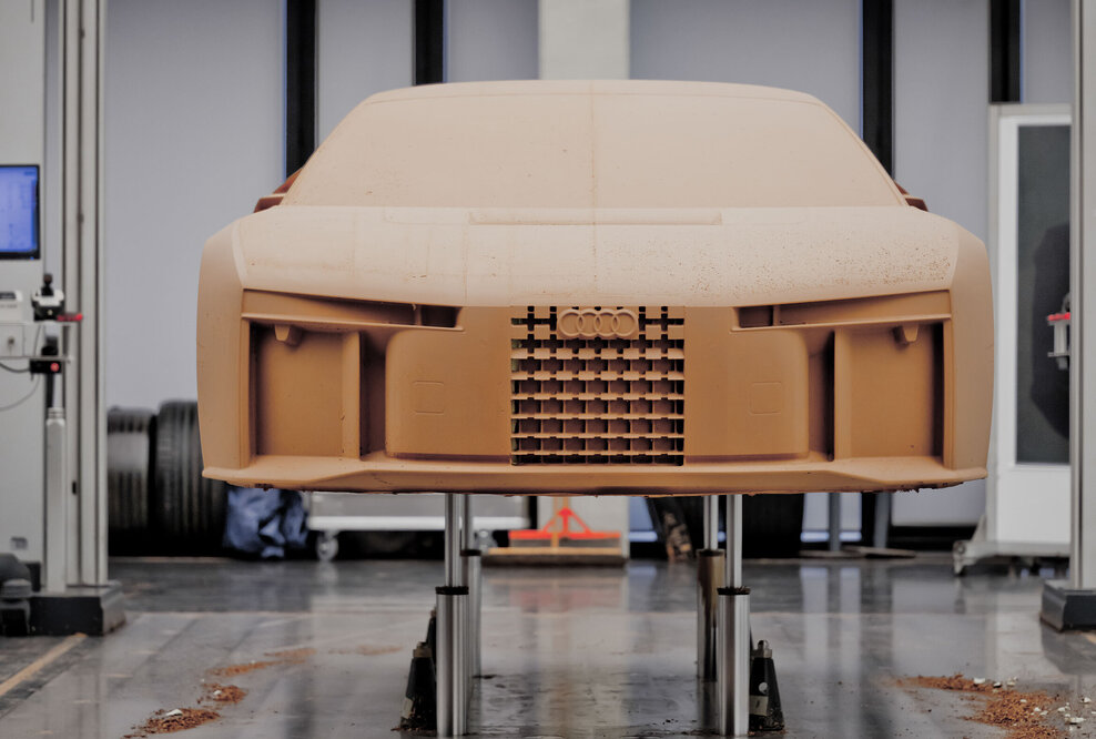 Das Tonmodell wird gescannt, am Computer wird alles digital verfeinert. Designer, Aerodynamiker und Ingenieure arbeiten eng zusammen.