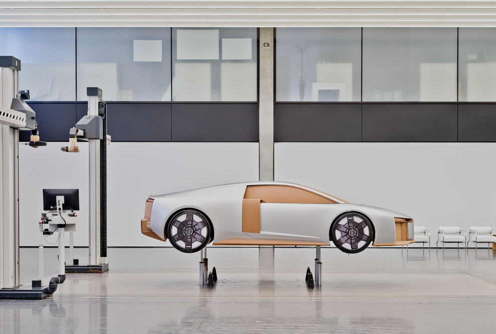 Im Audi Design wird ein Full-Scale-Clay-Modell für die weitere Fahrzeugentwicklung vermessen und verfeinert.