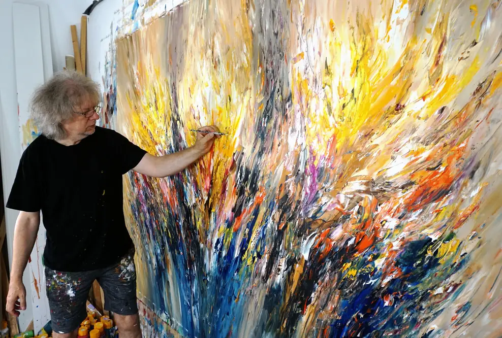 Peter Nottrott malt ein abstraktes Acrylgemälde im Format 240 x 150 cm