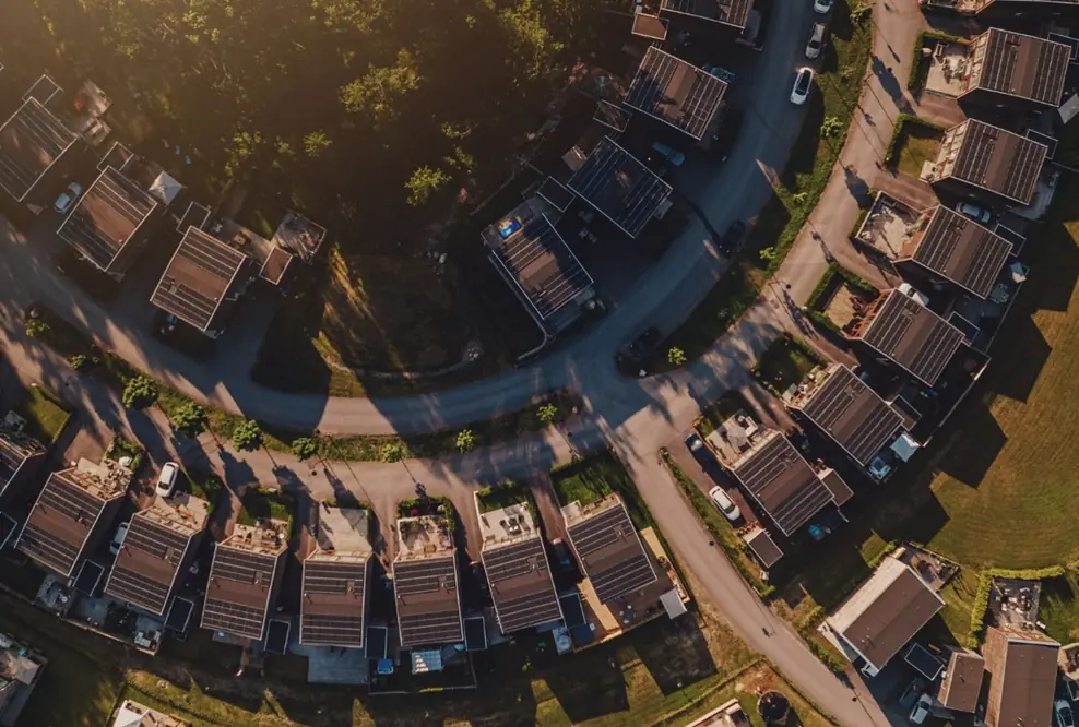 Viele Dächer, viele Möglichkeiten: Wer einen Teil seines Stroms selbst erzeugt, kann die eigene Abhängigkeit von schwankenden Strompreisen verringern; wie stark, hängt vom jeweiligen Haus und seinem Energiebedarf ab.