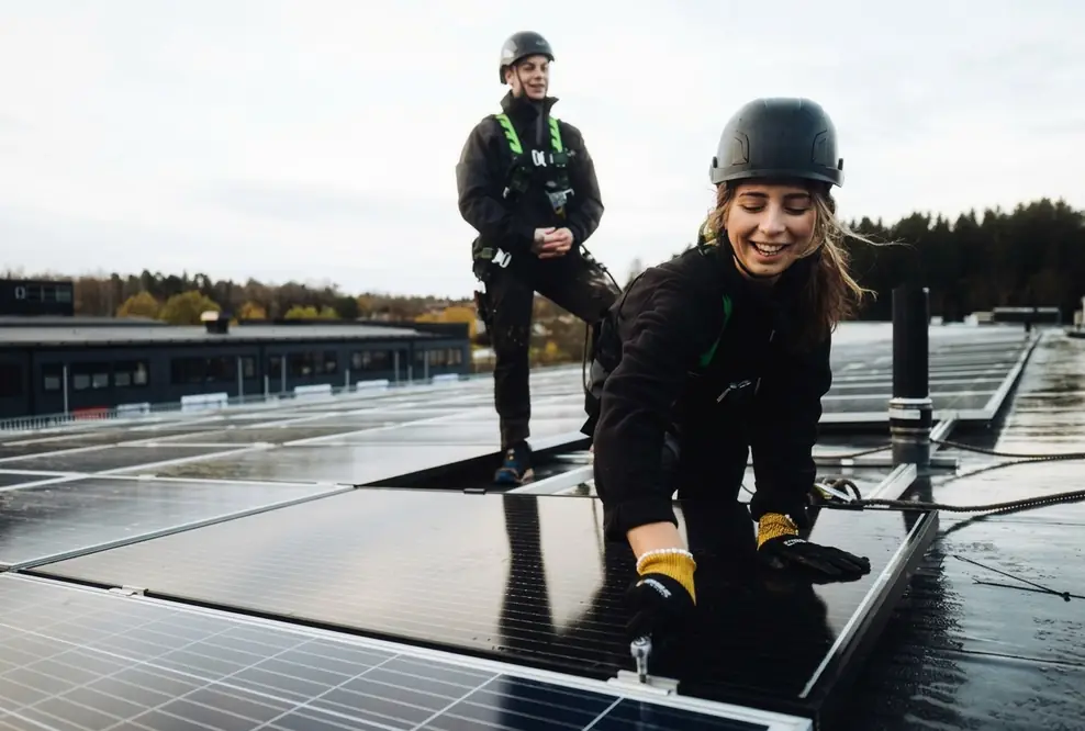 Fachkräfte installieren Solarmodule auf einem Hallendach, um die Energiekosten des Betriebs langfristig zu senken. Ein professioneller Energiecheck zeigt Unternehmen ungenutzte Einparpotenziale auf.