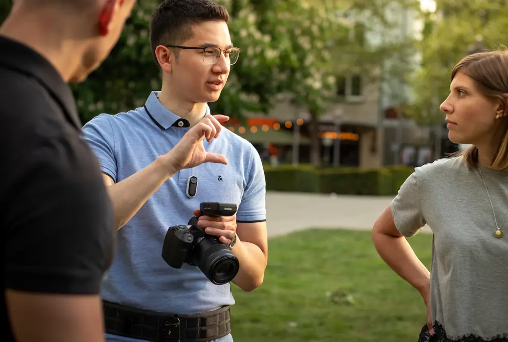 Edmond Rätzel spricht mit Fotografen und berät sie im persönlichen Gespräch.