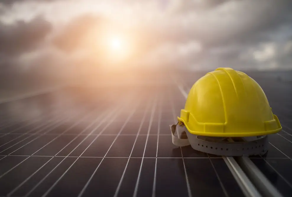 Energie vom eigenen Dach: Solarstrom und intelligentes Energiemanagement machen Betriebe unabhängiger von steigenden Energiepreisen.
