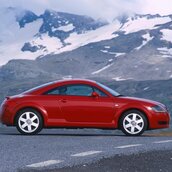Zeitlose Designikone: Der Audi TT wird 25 Jahre Das Audi TT Coupé der ersten Generation (Aufnahme in den Bergen).