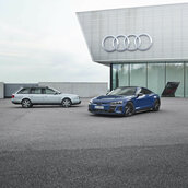 Modelle v.l.n.r. (Standaufnahme): Audi S6 plus, Audi RS e-tron GT, Farbe: Ascariblau