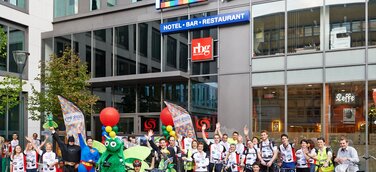 Carlson Rezidor feiert seinen 10. Responsible Business Action Month und 107.000 Euro an die World Childhood Fou