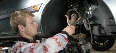 Stoßdämpfer und Federn überprüfen beim Winterreifenwechsel