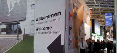 Dr. Hahn auf der fensterbau 2014 - Neue Bandserien und spezielle Applikation für Smartphones