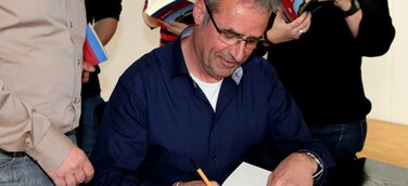 Autor Tommie Goerz signiert bei hl-studios sein neues Buch Einkehr