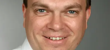 Welcher Hausnotruf ist für Senioren optimal_Pflege-Experte Frank Schiller liefert Entscheidungshilfe