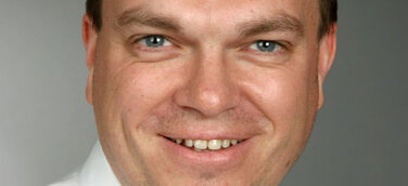 Welcher Hausnotruf ist für Senioren optimal_Pflege-Experte Frank Schiller liefert Entscheidungshilfe