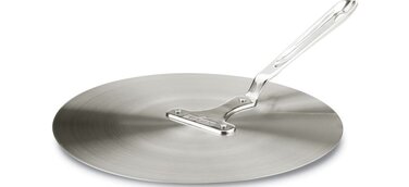 Einer für alle: All-Clad bringt Universaldeckel für komplettes Pfannensortiment auf den Markt