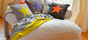 Lenz & Leif verführt mit superweichen Merinodecken und Merinokissen in trendigen Farben und klaren Motiven zum