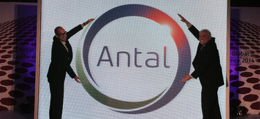 Antal enthüllt das neue Logo