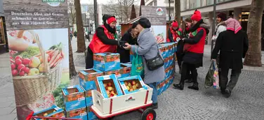 Ein Hoch auf den Apfel: Erzeuger verschenken 20.000 Früchte in deutschen Großstädten