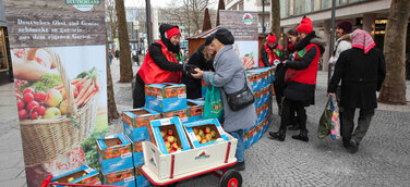 Ein Hoch auf den Apfel: Erzeuger verschenken 20.000 Früchte in deutschen Großstädten